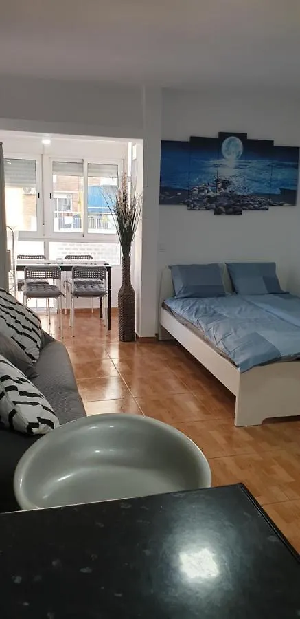con vistas al mar y la piscinas!! Apartamento Benalmádena